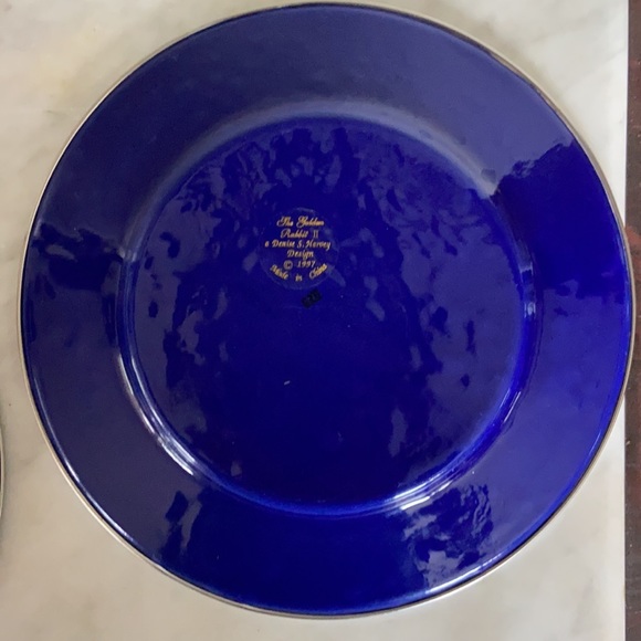 Set Of 2 Vintage 1997 Snowman The Golden Rabbit II Enamelware Plates - Picture 13 of 14